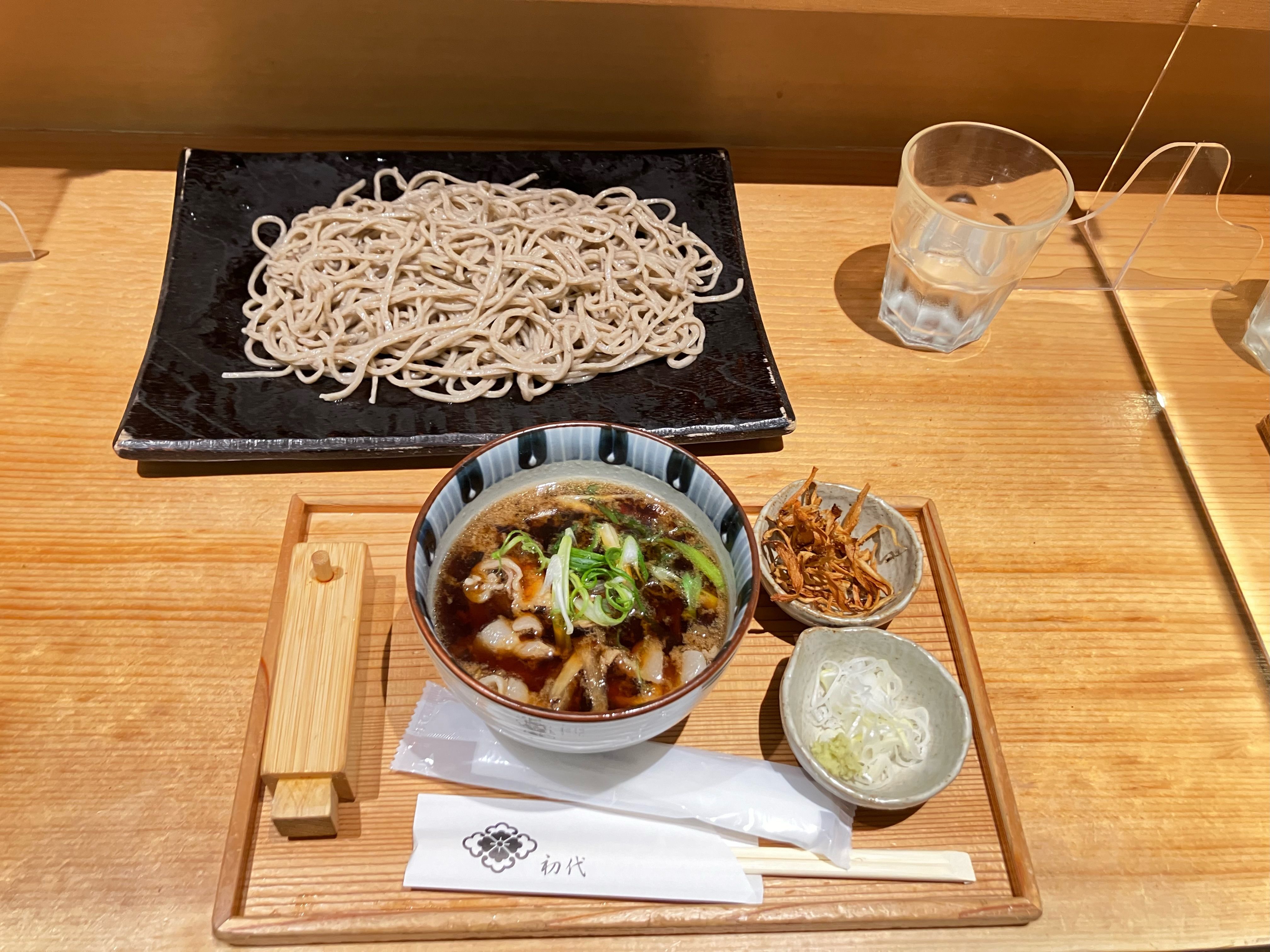 豚肉とごぼうつけ蕎麦の写真